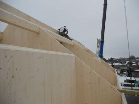 Processus constructif Montage des panneaux de bois lamellé contrecollé croisé - 7